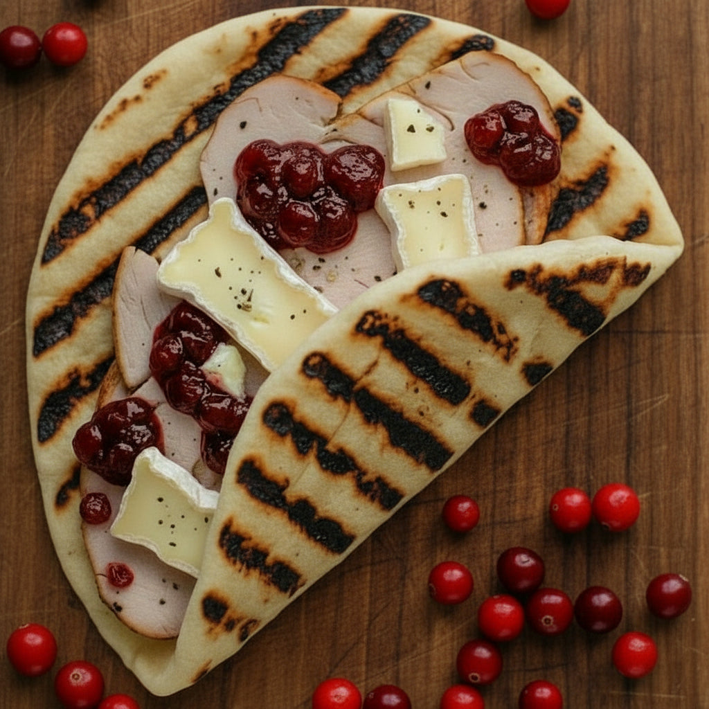 SANDWICH PAIN PLAT À LA DINDE RÔTIE FUMÉE +BRIE +CHUTNEY CANNEBERGES