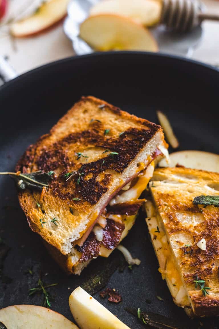 SANDWICH GRILLED-CHEESE 3 FROMAGES +BACON +OIGNONS CARAMÉLISÉS