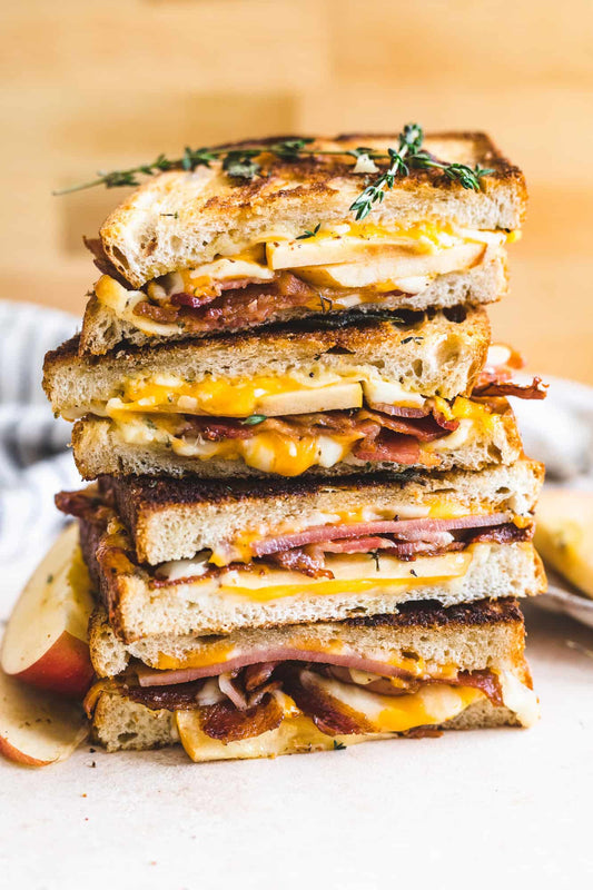 SANDWICH GRILLED-CHEESE 3 FROMAGES +BACON +OIGNONS CARAMÉLISÉS