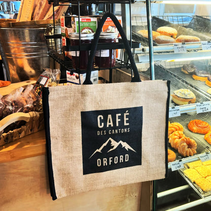 MERCH CAFÉ DES CANTONS | GRAND SAC FOURRE-TOUT EN JUTE (16" x 14" x 7.5")