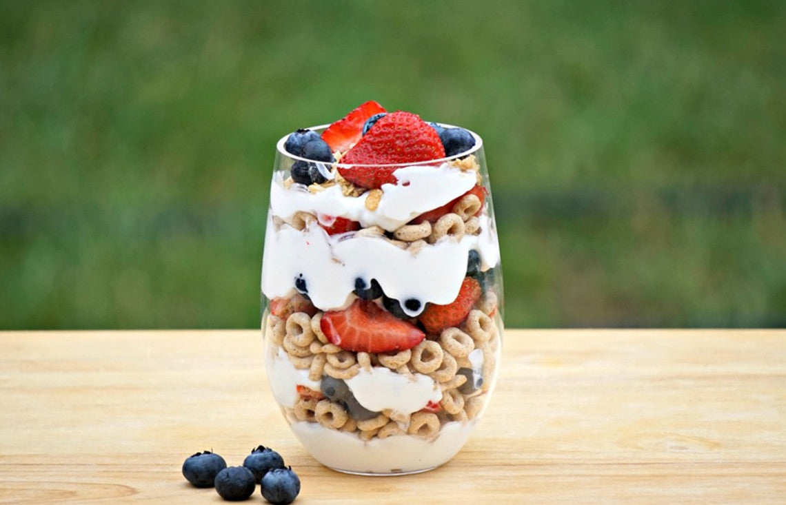 COUPE DE PARFAIT AU YOGOURT VANILLE +FRUITS +GRANOLA